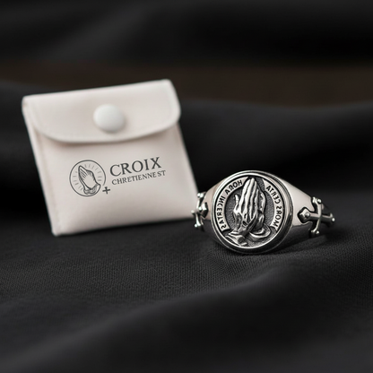 Bague Chrétienne Premium – Mains en prière & Croix
